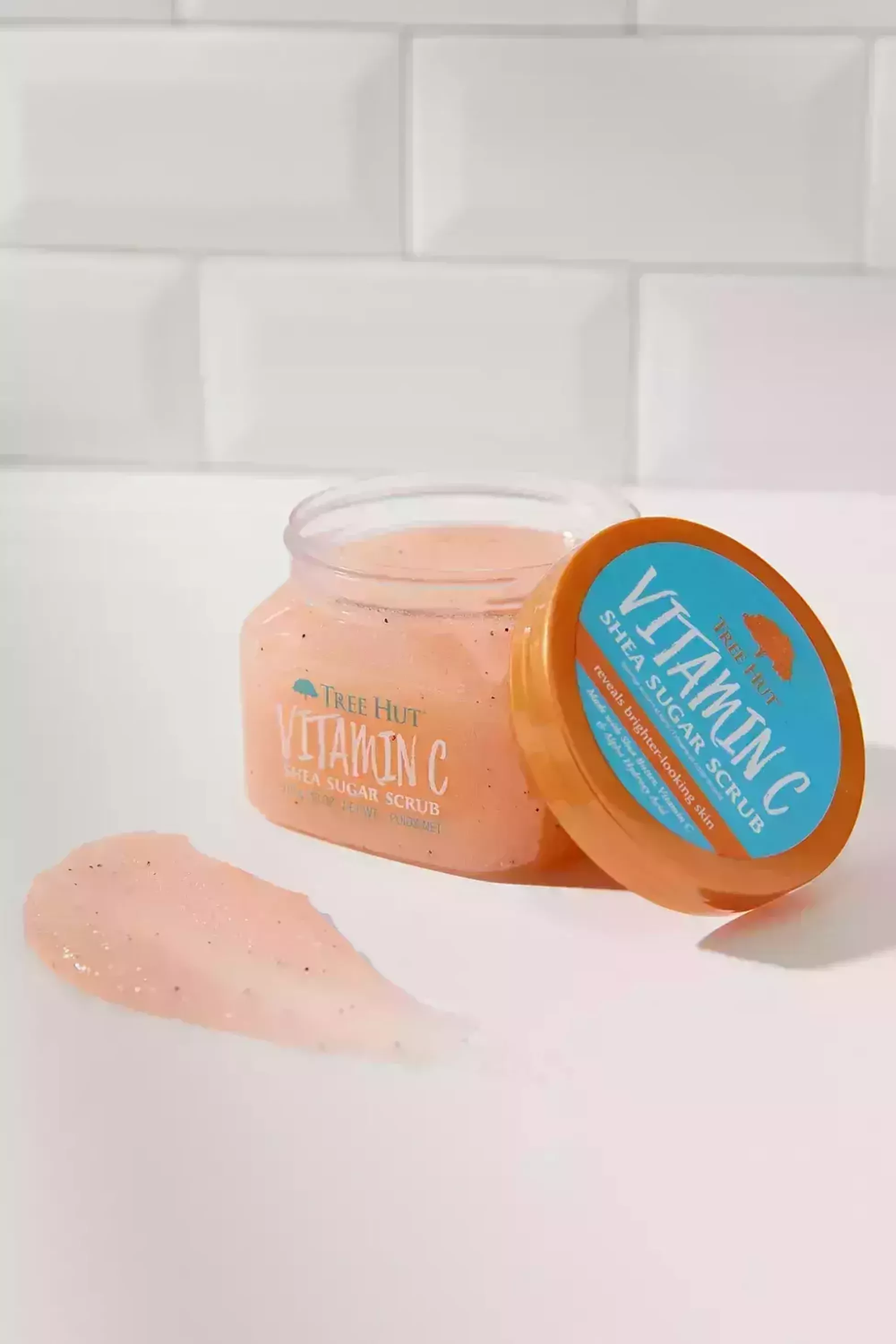 Скраб для тіла з ароматом цитрусових TREE HUT VITAMIN C SHEA SUGAR SCRUB 