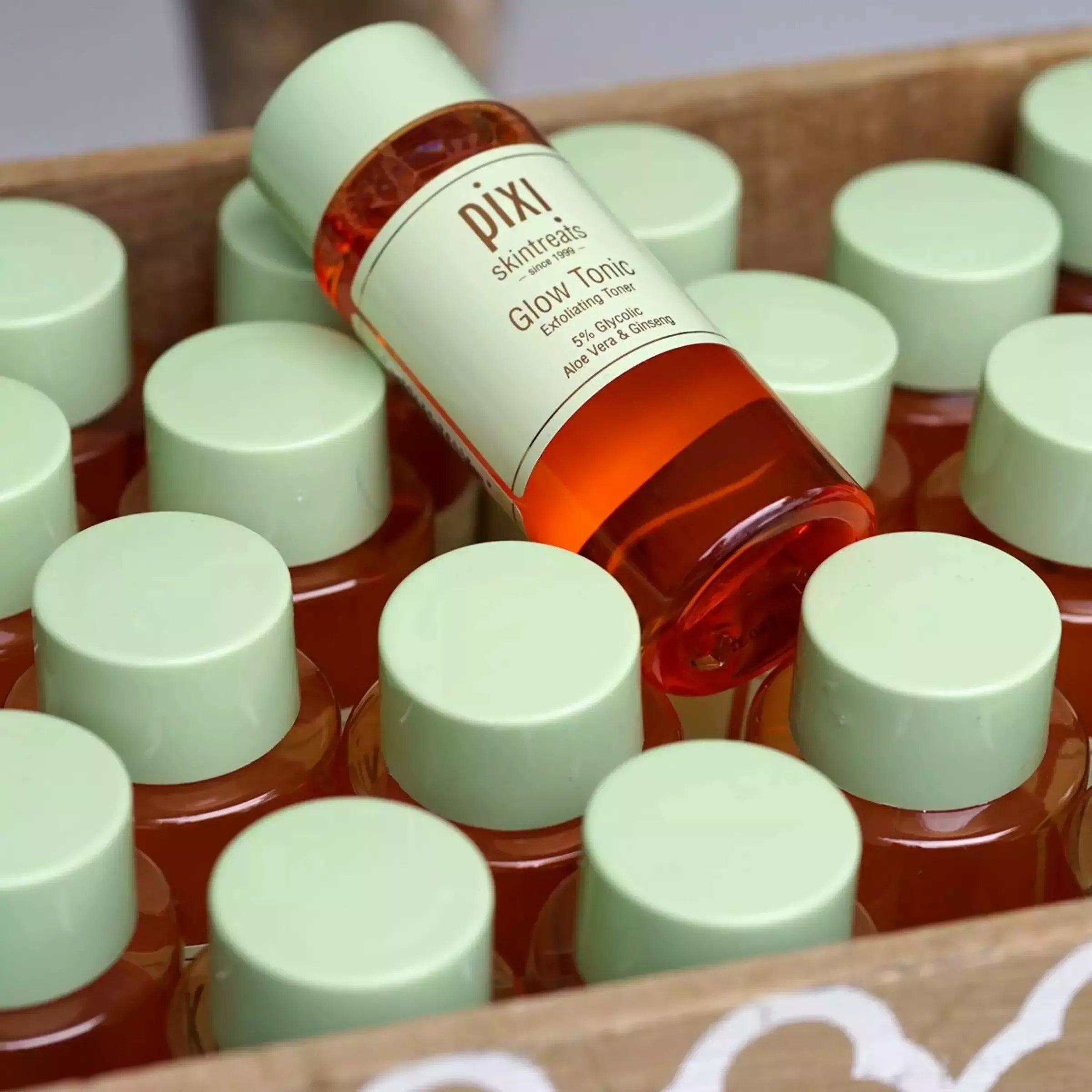 Відлущуючий тонік для обличчя з 5% гліколевою кислотою PIXI Glow Tonic 