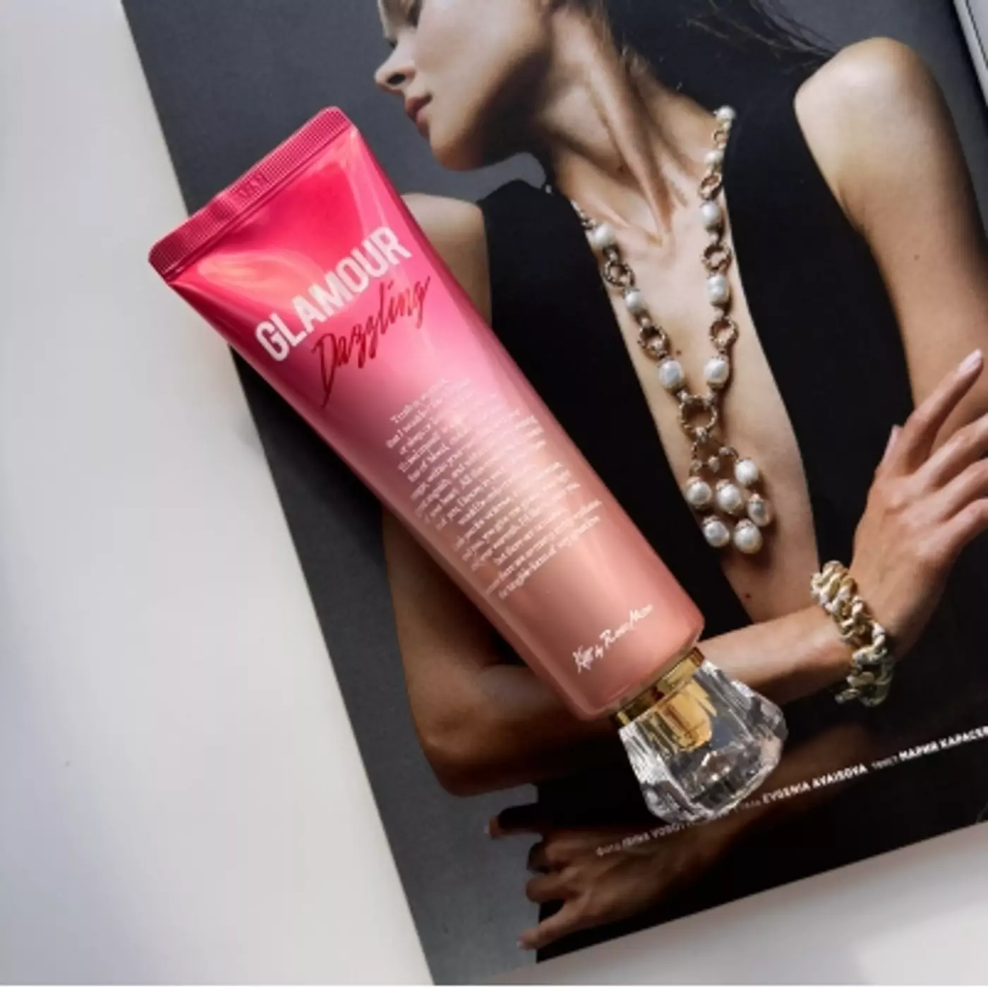 Парфумований крем для тіла Kiss by Rosemine Glamour Dazzling Fragrance Cream з квітково-фруктовим ароматом іланг-ілангу та яблука, 140 мл