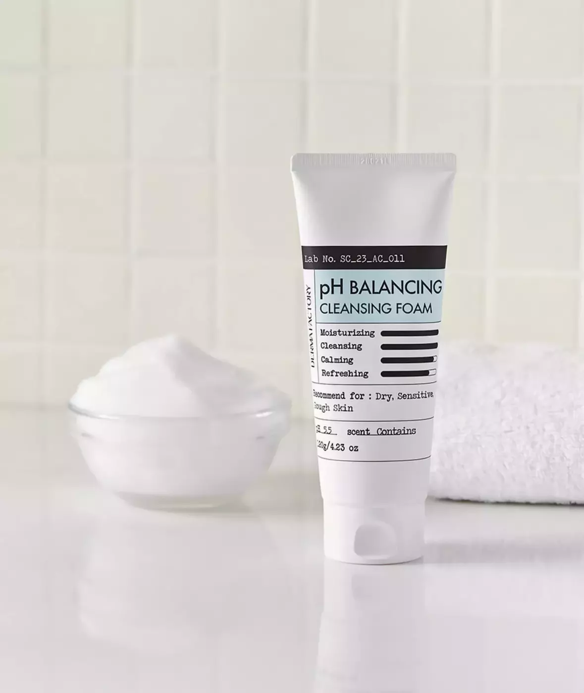 Слабокисла пінка для всіх типів шкіри DERMA FACTORY PH BALANCING CLEANSING FOAM