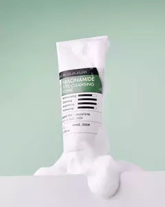 Освіжаюча та освітлююча пінка з ніацинамідом Derma Factory Niacinamide 10% Cleansing Foam, 100 ml