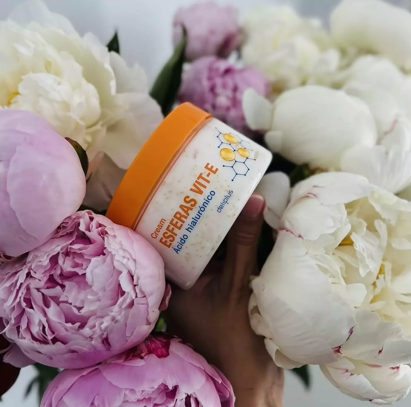 Зволожуючий крем для тіла Deliplus Esferas Vit-E Asido Hyaluronico Cream з капсулами вітаміну Е та гіалуроновою кислотою, 250 ml