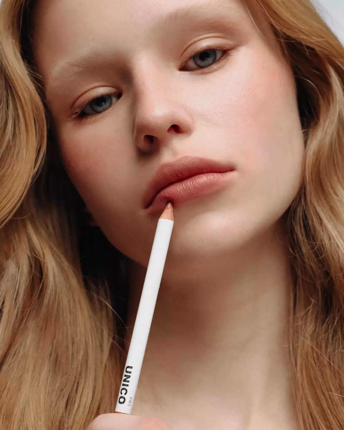Високопігментований олівець для губ UNICO LIP PENCIL with peptides NAKED
